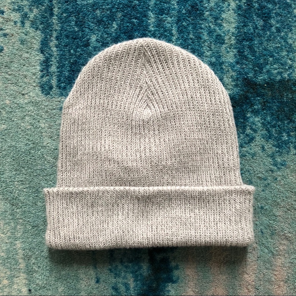 Aritzia Talula beanie (light grey knit)